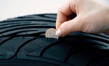 La DGT te recomienda revisar cada año los neumáticos de más de cinco