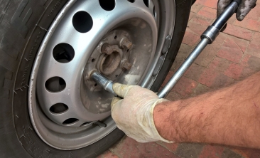 Cómo cambiar un neumático en cinco pasos