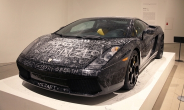 La exposición en la que te animan a rayar un Lamborghini