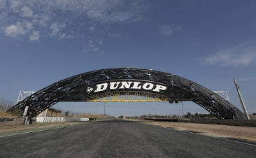 El primer Puente Dunlop de España ya luce en el Circuito del Jarama