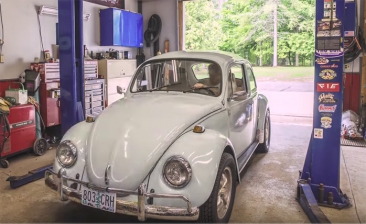 Puedes ver cómo se reconstruye un Volkswagen Escarabajo en menos de seis minutos