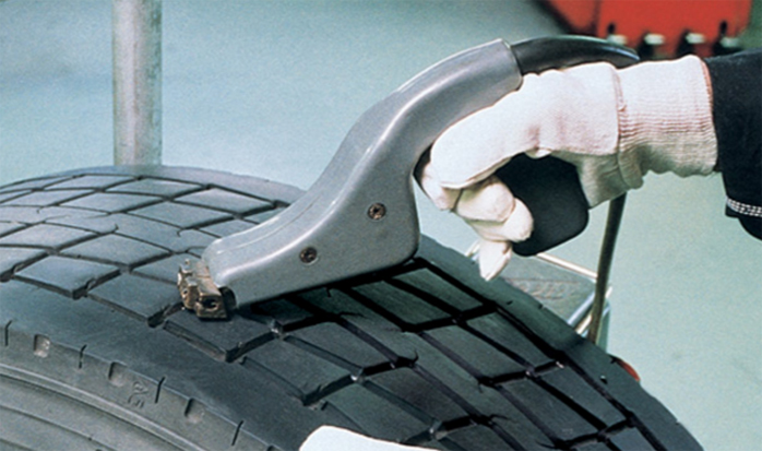 Comprobar el estado de la banda de rodadura del neumático es importante