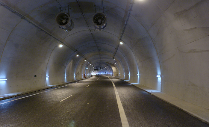 Cómo conducir con seguridad por un túnel